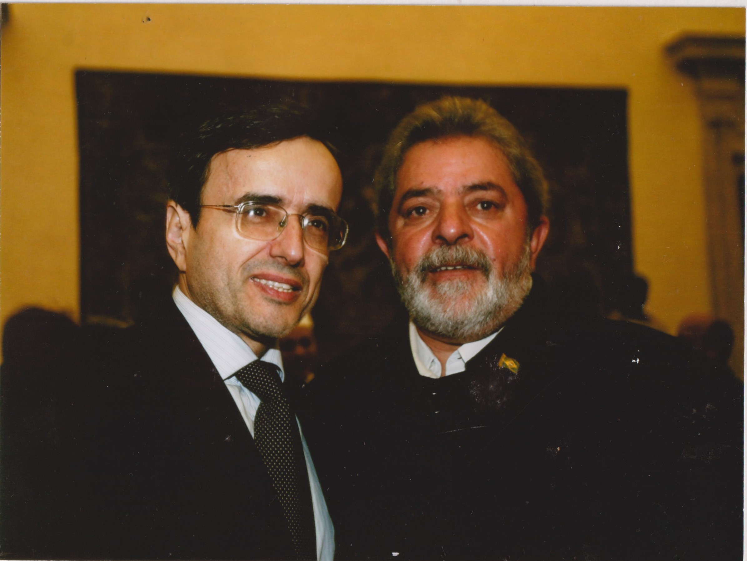 O embaixador Raul de Taunay é fotografado ao lado do presidente da República Luiz Inácio Lula da Silva. A foto foi feita durante a cerimônia de entrega da Grã Cruz da Ordem do Rio Branco, em que Raul de Taunay foi um dos agraciados.